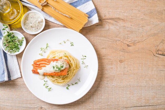 spaghetti con salmone fritto