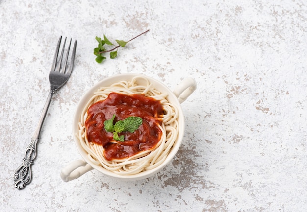 spaghetti con salsa al pomodoro su bianco