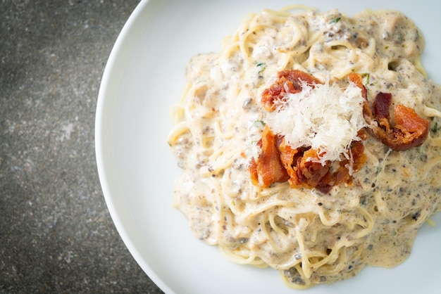 spaghetti con salsa di crema di tartufo e funghi