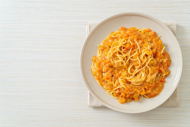 spaghetti con salsa di pomodoro cremosa o salsa rosa