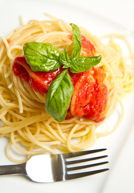 spaghetti con salsa di pomodoro e basilico