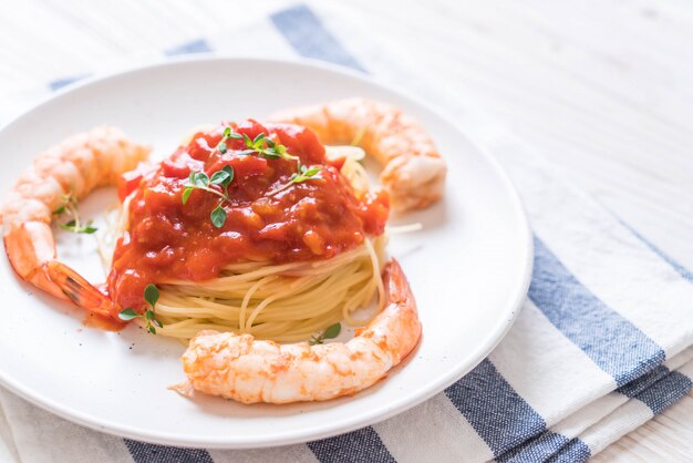 spaghetti con salsa di pomodoro e gamberetti