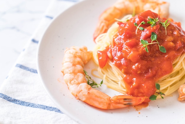 spaghetti con salsa di pomodoro e gamberetti