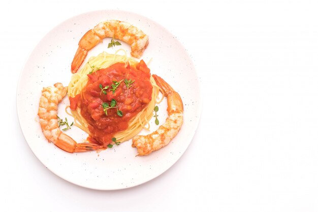 spaghetti con salsa di pomodoro e gamberetti