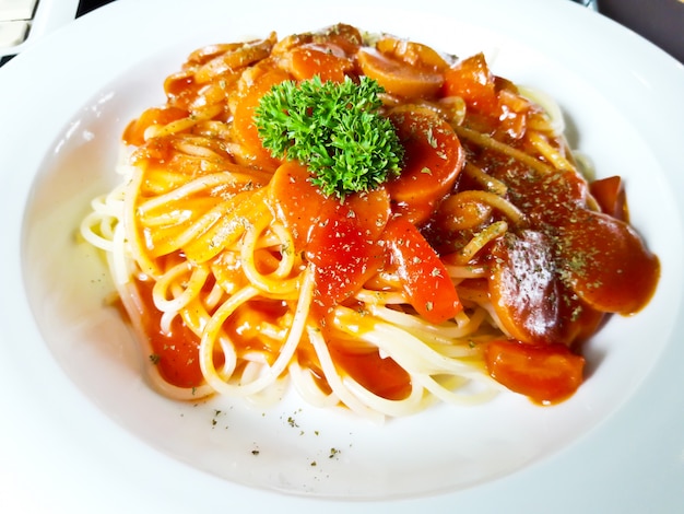 Spaghetti con salsa di pomodoro e salsiccia