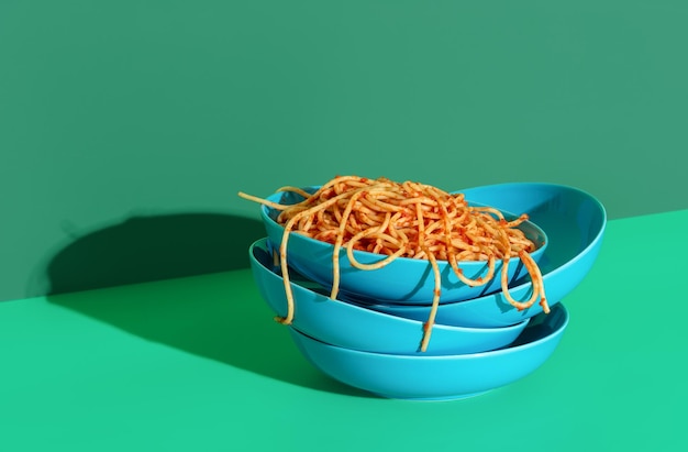 Spaghetti con salsa di pomodoro minimalista su sfondo verde