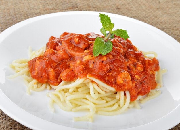 Spaghetti con salsa di pomodoro.