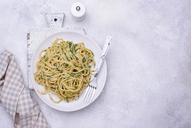 Spaghetti con spinaci e formaggio