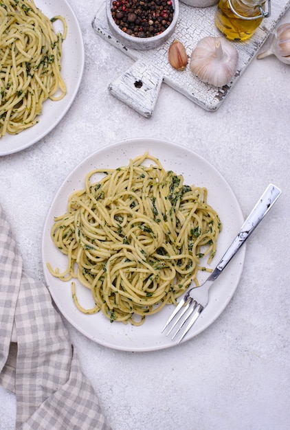 Spaghetti con spinaci e salsa di formaggio