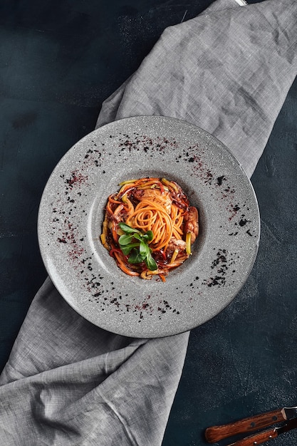 Spaghetti con sugo di pomodoro e carne di verdure. Cibo tradizionale italiano. Foto di cibo. Piatto dello chef. Bellissimo feed, primo piano, vista dall'alto, spazio di copia.