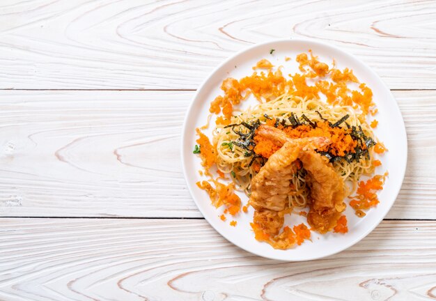 spaghetti con tempura di gamberi e uovo di gamberetti