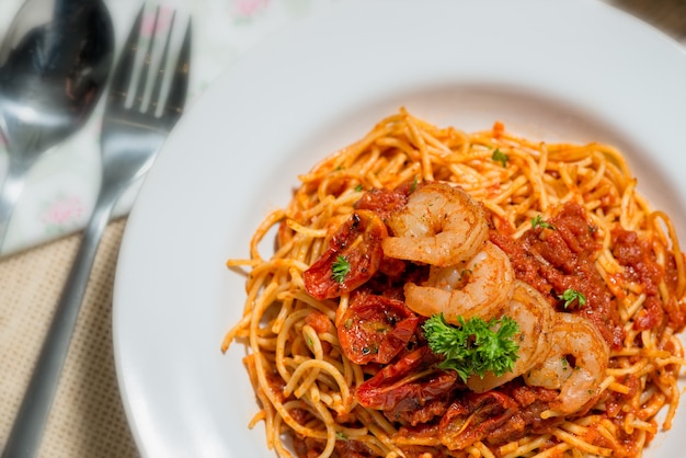 Spaghetti conditi con salsa di gamberetti