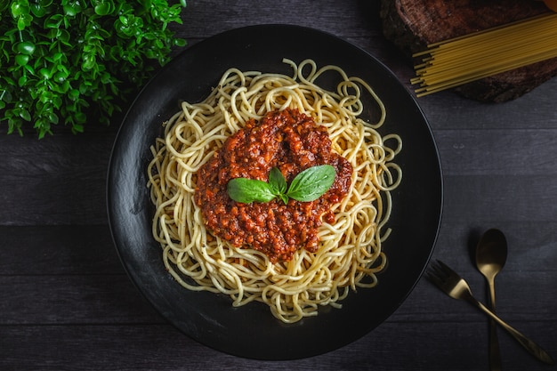 Spaghetti cotti con foglia di basilico