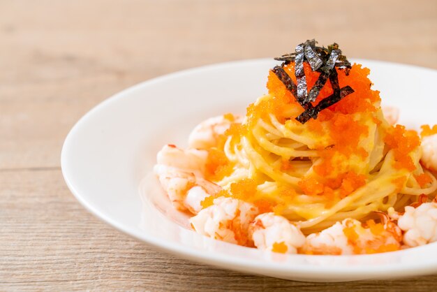 spaghetti cremosi con gamberetti e uova di gamberetti