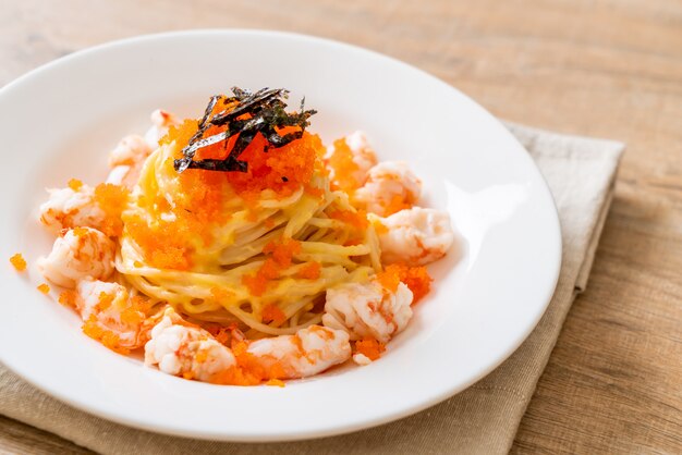 spaghetti cremosi con gamberi e uova di gamberi