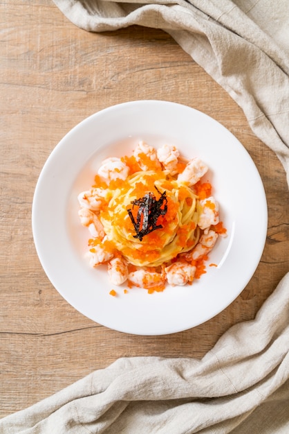 spaghetti cremosi con gamberi e uova di gamberi