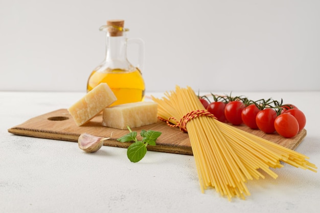 Spaghetti crudi con pomodorini, Camembert, olio e aglio