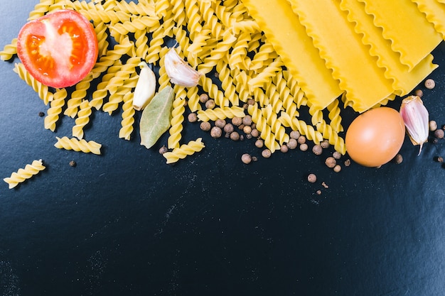 Spaghetti crudi su legno nero