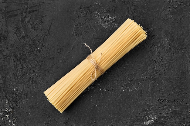 Spaghetti crudi su un tavolo nero