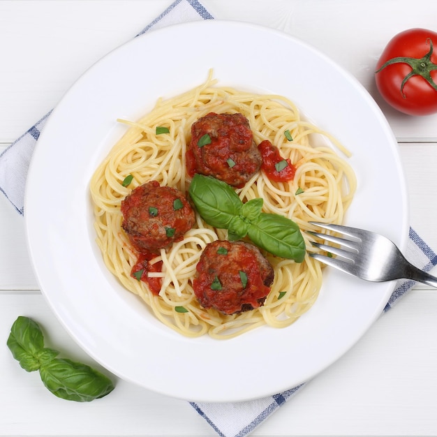 Spaghetti di cucina italiana con polpette tagliatelle pasto di pasta dall'alto