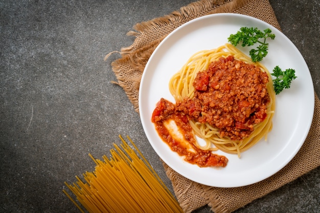 spaghetti di maiale alla bolognese o spaghetti con salsa di pomodoro di maiale tritato - stile alimentare italiano