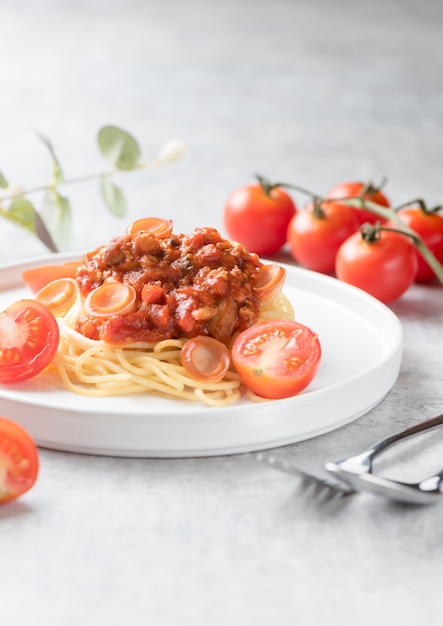 spaghetti di maiale con funghi