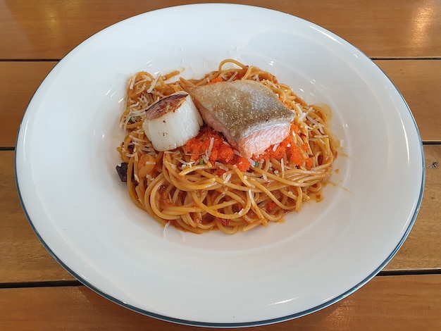 Spaghetti di mare pesce e capesante