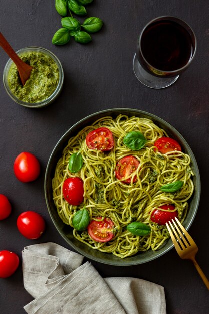 Spaghetti di pasta al pesto, pomodori e basilico. Mangiare sano. Cibo vegetariano.