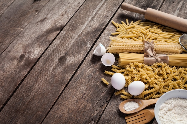 Spaghetti di pasta con farina, uovo su legno vecchio