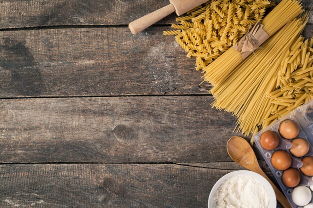 Spaghetti di pasta con farina, uovo su legno vecchio