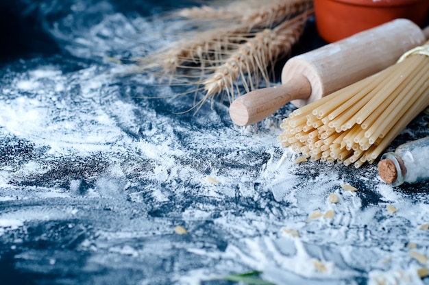 Spaghetti di pasta con farina