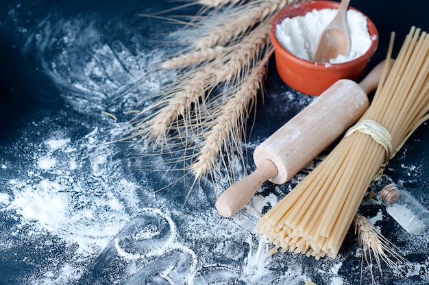 Spaghetti di pasta con farina