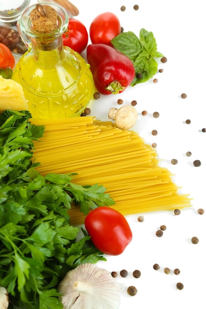 Spaghetti di pasta con olio di spezie e verdure isolate su bianco