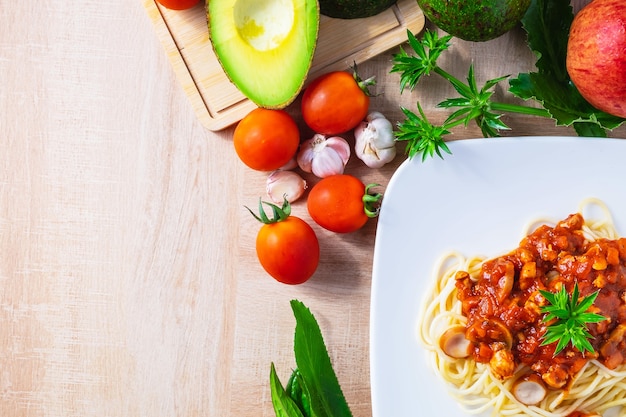 Spaghetti di pasta con polpette e ketchup sul tavolo