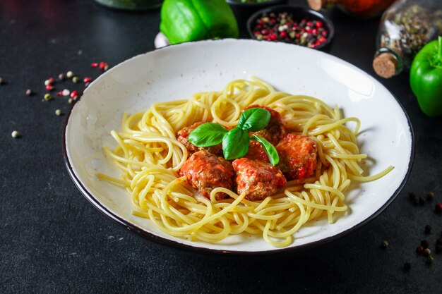 spaghetti di pasta con polpette