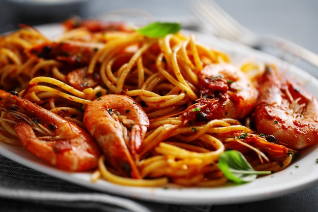 Spaghetti di pasta con salsa di pomodoro e gamberi