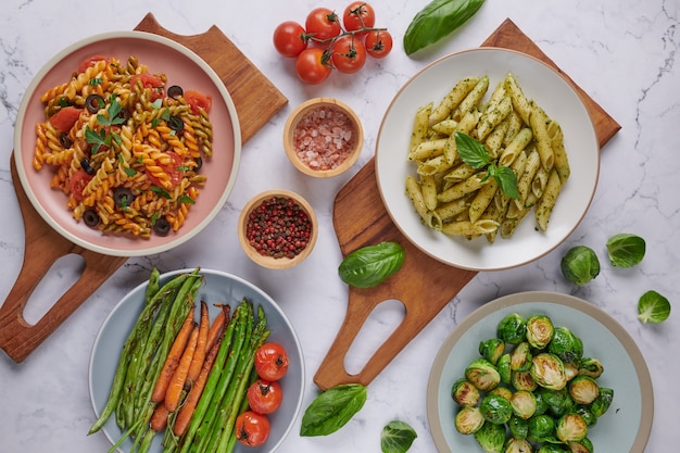 Spaghetti di pasta con zucchine, basilico, panna e formaggio sul tavolo di pietra.