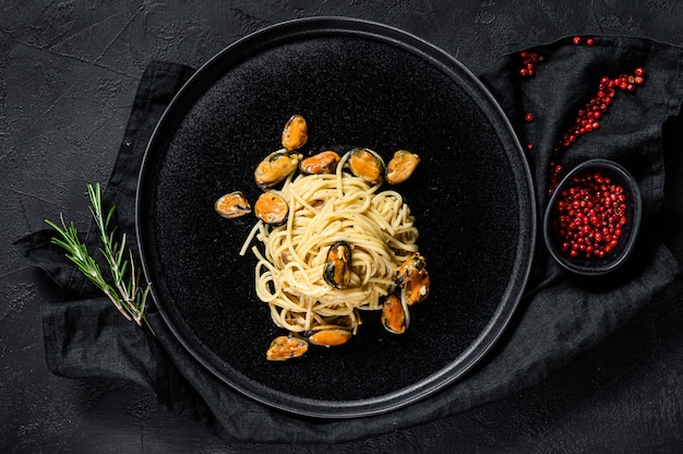 Spaghetti di pasta fatta in casa con cozze, salsa di pomodoro. pasto di frutti di mare