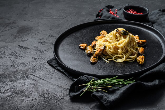 Spaghetti di pasta fatta in casa con cozze, salsa di pomodoro