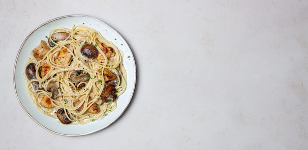 Spaghetti di pasta in salsa cremosa con pollo e funghi. Cibo italiano.