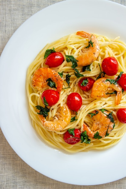 Spaghetti di pasta italiana con gamberi e pomodori. Cucina nazionale.