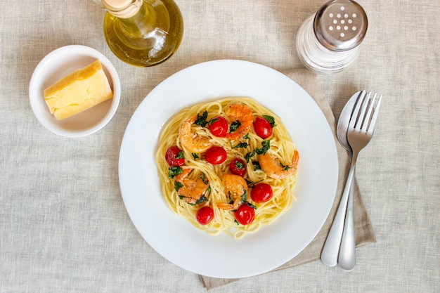 Spaghetti di pasta italiana con gamberi e pomodori. Cucina nazionale.