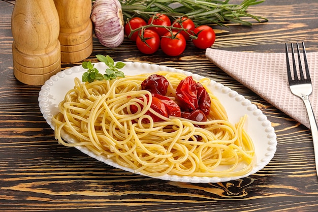 Spaghetti di pasta italiana con pomodoro al forno