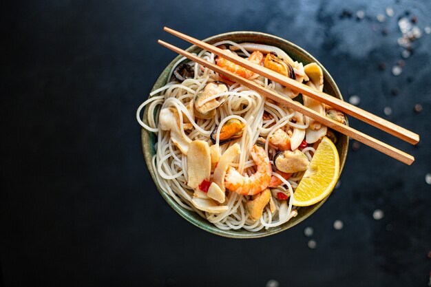 spaghetti di riso cellophane pasta frutti di mare gamberetti cozze calamari pasto sano