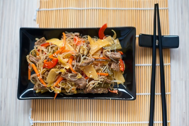 Spaghetti di riso con carne e verdure