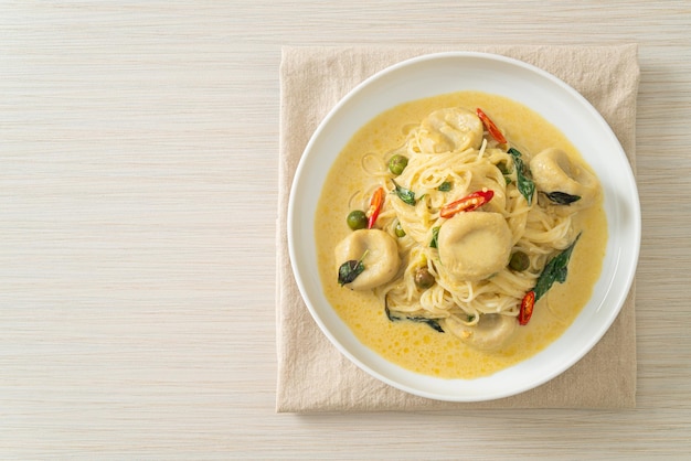 Spaghetti di riso con curry verde e polpette di pesce - Stile cibo tailandese