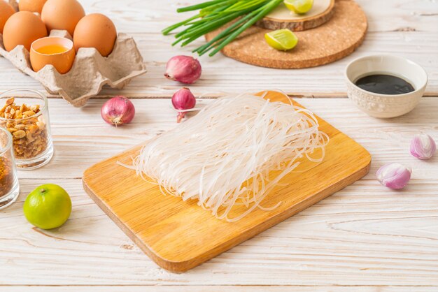 spaghetti di riso con ingredienti