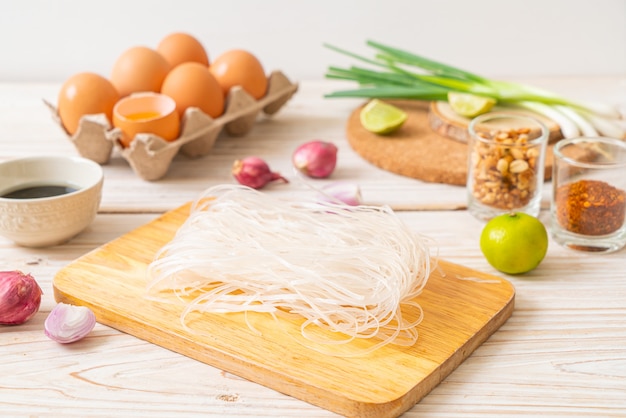 spaghetti di riso con ingredienti