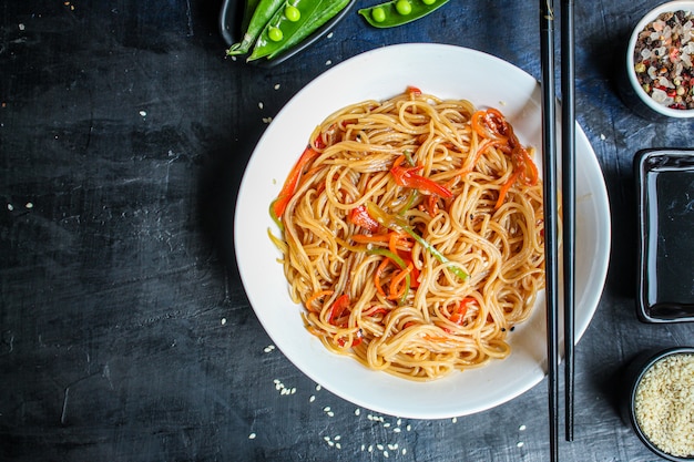 spaghetti di riso con verdure pasta cellophane cibo