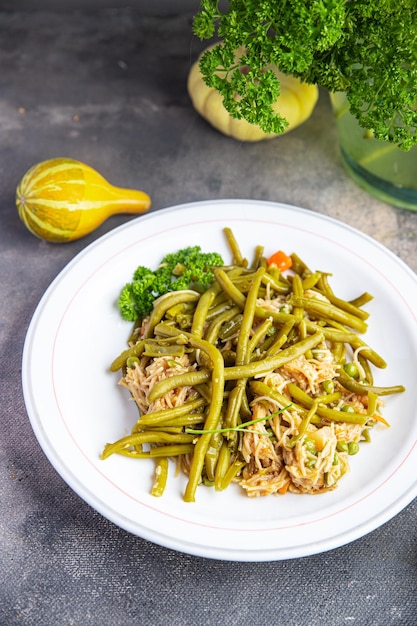 spaghetti di riso, fagiolini, verdura, spuntino asiatico pasto sano cibo sul tavolo copia spazio cibo